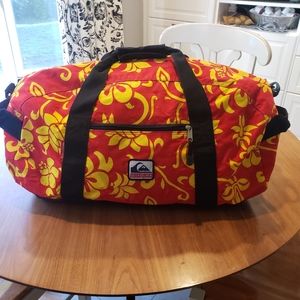 Quicksilver Duffle Bag Large 25"x 15"  red/yellow gold 💛 ♥  Hawaiian Print.